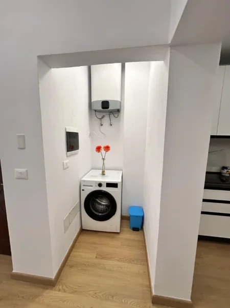 Tirane, jepet me qera apartament 2+1+Ballkon Kati 3, 80 m² 850 € (Gjimnazi Petro Nini Luarasi)