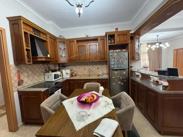 Tirane, shitet apartament 3+1 Kati 5, 136 m² 340.000 € (Rruga e Kavajës)