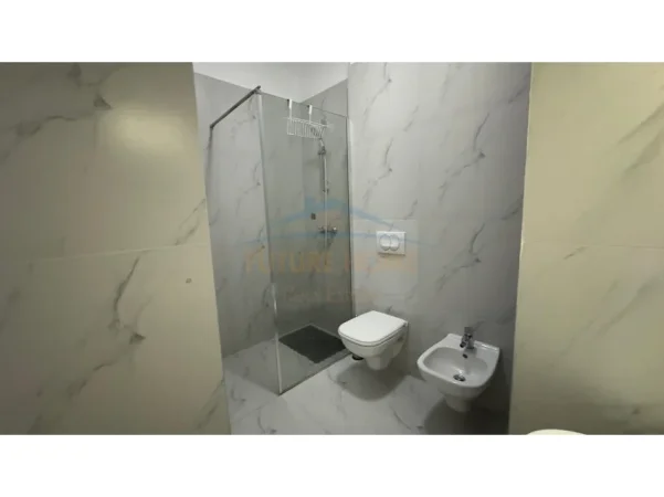 Tirane, jepet me qera apartament 2+1+Ballkon Kati 2, 123 m² 1.500 € (Rruga e Barrikadave)