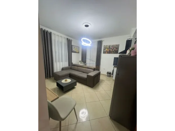 Tirane, jepet me qera apartament 1+1+Ballkon Kati 1, 44 m² 420 € (Fresku)