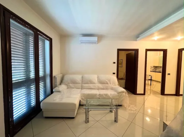 Tirane, jepet me qera apartament 1+1 Kati 3, 80 m² 450 € (Kinostudio)