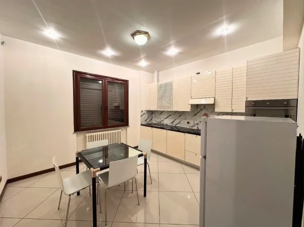 Tirane, jepet me qera apartament 1+1 Kati 3, 80 m² 450 € (Kinostudio)