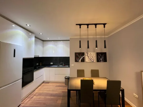 Tirane, jepet me qera apartament 2+1 Kati 1, 650 € 
