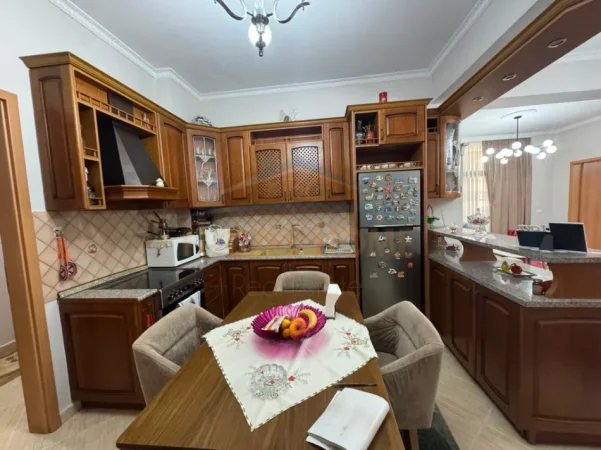 Tirane, shitet apartament 3+1 Kati 5, 136 m² 340.000 € (RRUGA E KAVAJES)