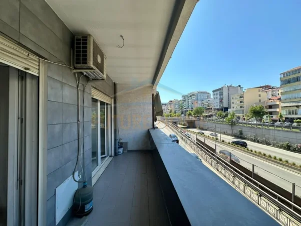 Tirane, jepet me qera apartament 3+1 Kati 2, 156 m² 1.300 € (Komuna e Parisit)