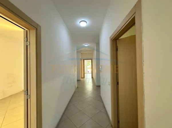 Tirane, jepet me qera apartament 3+1 Kati 2, 156 m² 1.300 € (Komuna e Parisit)