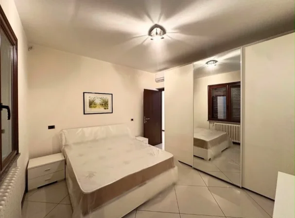 Tirane, jepet me qera apartament 1+1 Kati 3, 80 m² 450 € (Kinostudio)