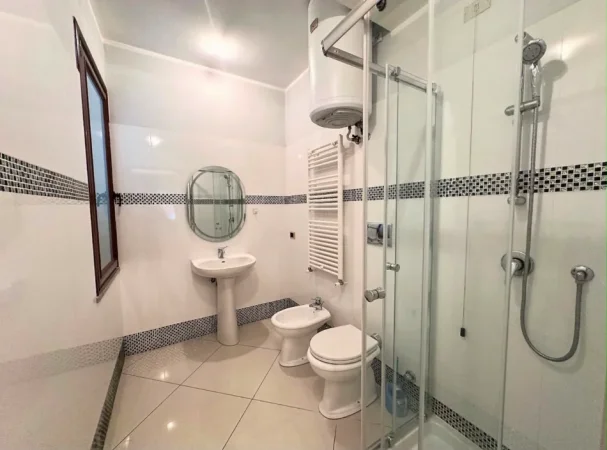 Tirane, jepet me qera apartament 1+1 Kati 3, 80 m² 450 € (Kinostudio)