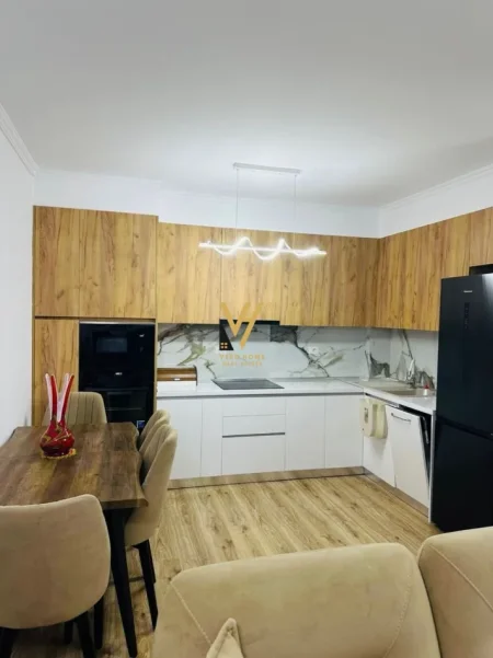 Tirane, jepet me qera apartament 1+1+Ballkon Kati 5, 60 m² 500 € (YZBERISHT)