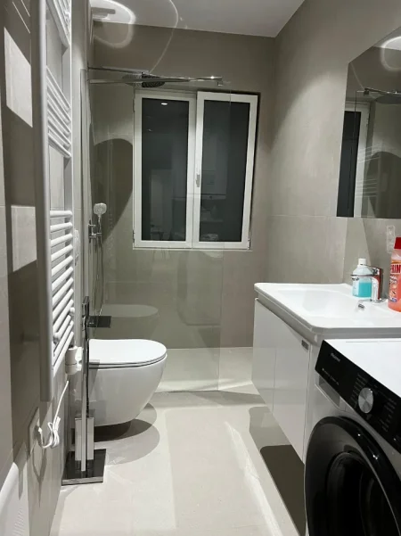 Tirane, jepet me qera apartament 1+1 Kati 4, 77 m² 650 € (Zogu i Zi)