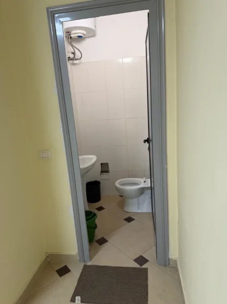 Durres, jepet me qera ambjent biznesi , (Rruga e Gjykates)