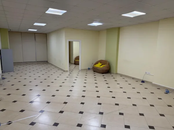 Durres, jepet me qera ambjent biznesi , (Rruga e Gjykates)
