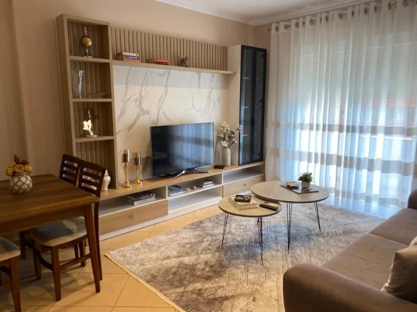 Tirane, jepet me qera apartament 1+1+Ballkon Kati 4, 68 m² 600 € (Rruga e kavajes)