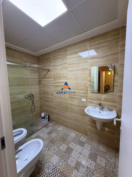 Tirane, jepet me qera apartament 2+1+Ballkon Kati 6, 89 m² 750 € 