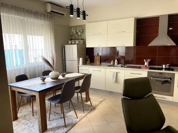 Tirane, jepet me qera apartament 1+1 Kati 3, 70 m² 750 € (Kristal Center)