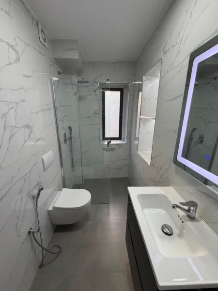 Tirane, jepet me qera apartament 1+1 Kati 2, 60 m² 600 € (PAZARI I RI)