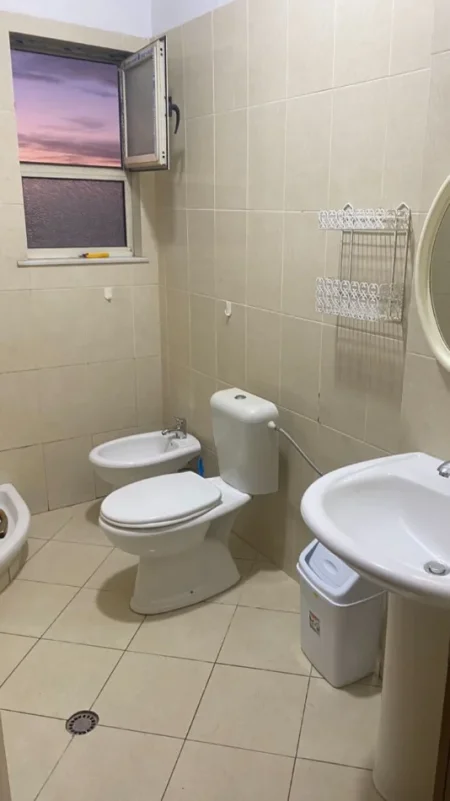 Tirane, jepet me qera apartament 3+1 Kati 8, 550 € 