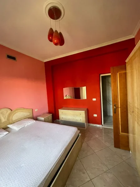 Tirane, jepet me qera apartament 1+1 Kati 1, 400 € (selit)