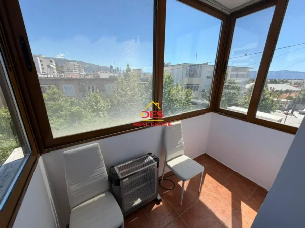 Vlore, jepet me qera apartament 1+1+Ballkon Kati 5, 70 m² 330 € (Rruga Rakip Malile)