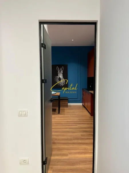 Tirane, jepet me qera zyre Kati 1, 215 m² 1.700 € (ASTIR)