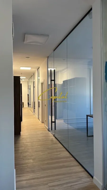 Tirane, jepet me qera zyre Kati 1, 215 m² 1.700 € (ASTIR)