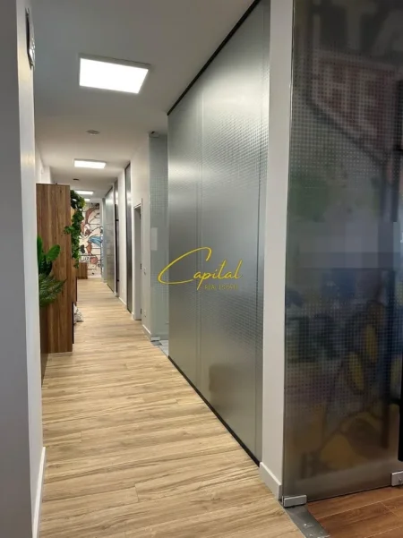 Tirane, jepet me qera zyre Kati 1, 215 m² 1.700 € (ASTIR)