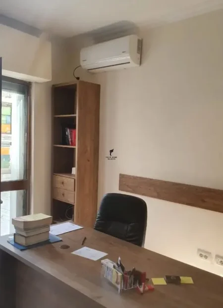 Tirane, jepet me qera zyre Kati 1, 30 m² 65.000 € (KULLAT BINJAKE)