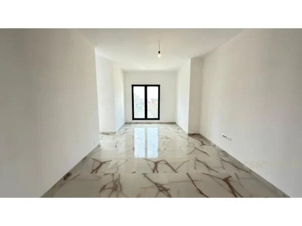 Tirane, jepet me qera zyre Kati 10, 108 m² 1.000 € (Rruga e Barrikadave IRG142446)