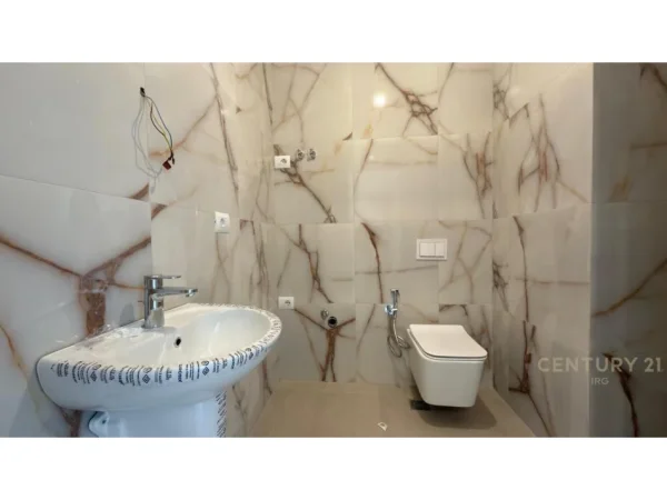 Tirane, jepet me qera zyre Kati 10, 108 m² 1.000 € (Rruga e Barrikadave IRG142446)