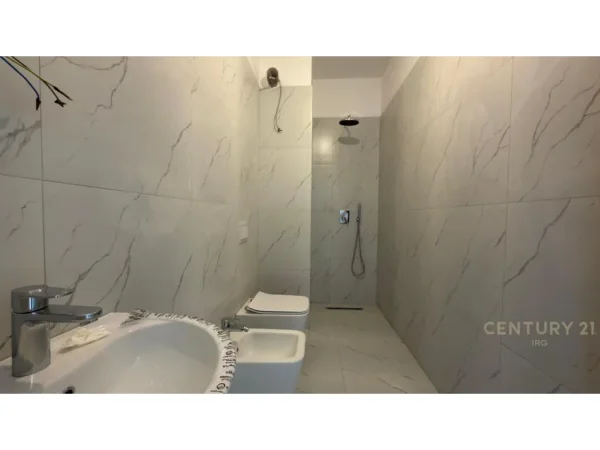 Tirane, jepet me qera zyre Kati 10, 108 m² 1.000 € (Rruga e Barrikadave IRG142446)