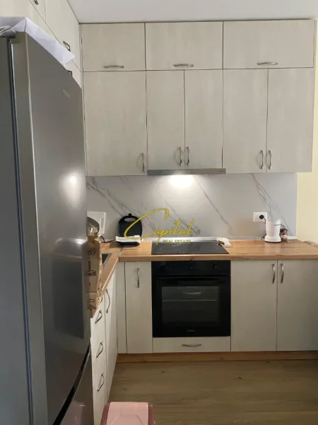 Tirane, jepet me qera apartament 1+1 Kati 1, 65 m² 450 € (XHAMLLIKU)