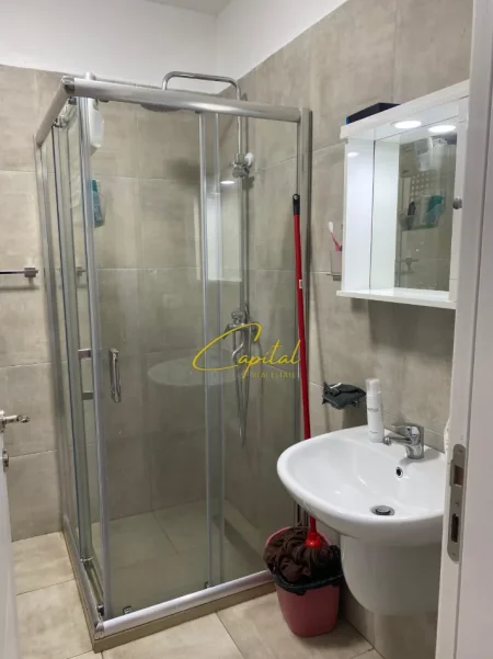 Tirane, jepet me qera apartament 1+1 Kati 1, 65 m² 450 € (XHAMLLIKU)
