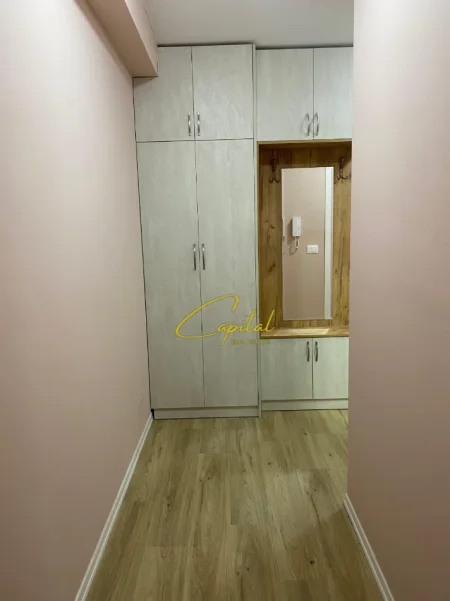 Tirane, jepet me qera apartament 1+1 Kati 1, 65 m² 450 € (XHAMLLIKU)