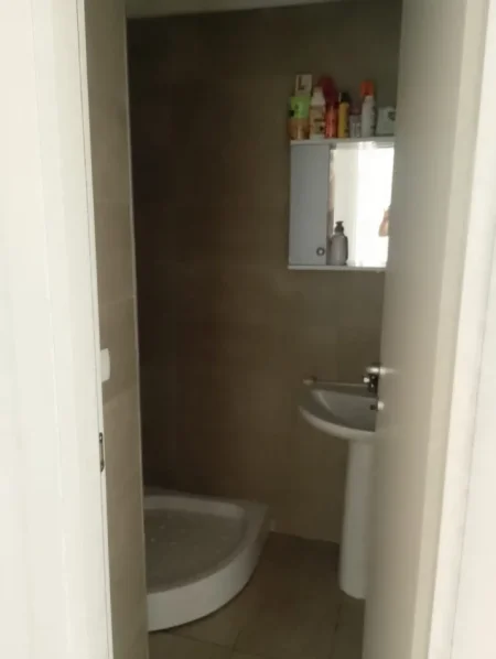 Tirane, jepet me qera apartament 2+1 Kati 4, 85 m² 500 € (Rruga 5 Maji)