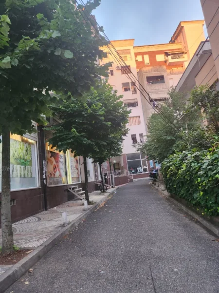 Tirane, jepet me qera apartament 1+1+Ballkon Kati 4, 1 m² 36'000 lek