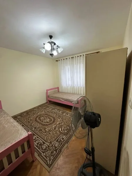 Tirane, jepet me qera apartament 3+1 Kati 4, 85 m² (Stacioni i Trenit)