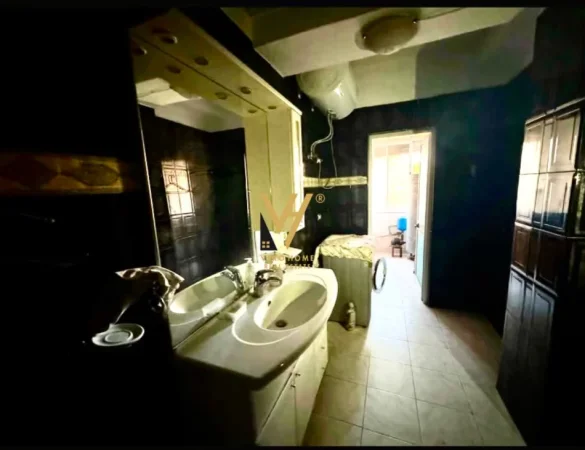Tirane, jepet me qera apartament 3+1+Ballkon Kati 2, 106 m² 650 € (OXHAKU)