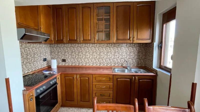 Tirane, jepet me qera apartament 1+1 Kati 5, 60 m² 450 € (Xhamllik)