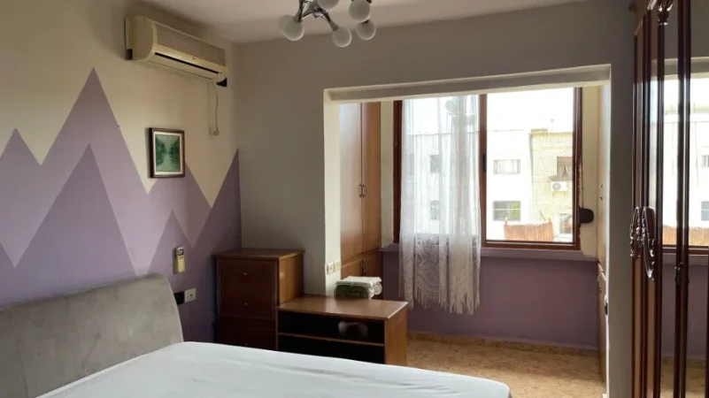 Tirane, jepet me qera apartament 1+1 Kati 5, 60 m² 450 € (Xhamllik)