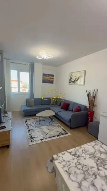 Tirane, jepet me qera apartament 1+1 Kati 8, 70 m² 450 € (YZBERISHT)