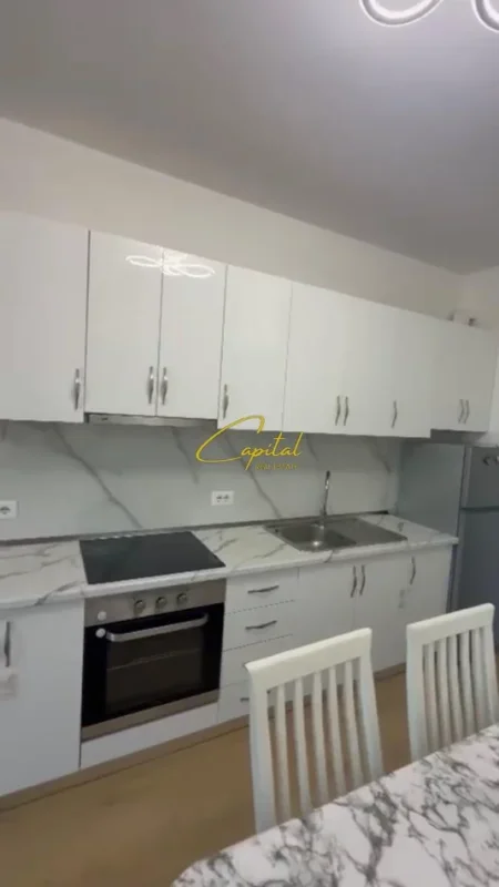 Tirane, jepet me qera apartament 1+1 Kati 8, 70 m² 450 € (YZBERISHT)