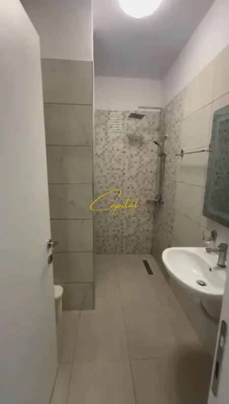 Tirane, jepet me qera apartament 1+1 Kati 8, 70 m² 450 € (YZBERISHT)