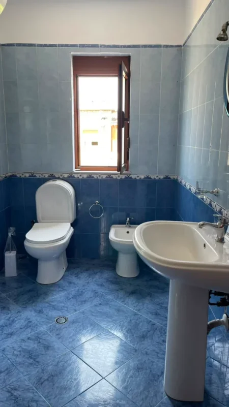 Tirane, jepet me qera Apartament 1+1 Kati 5, Mobiluar, Çmimi 45.000 Lekë të Reja, tek Varri Bamit, Tiranë.