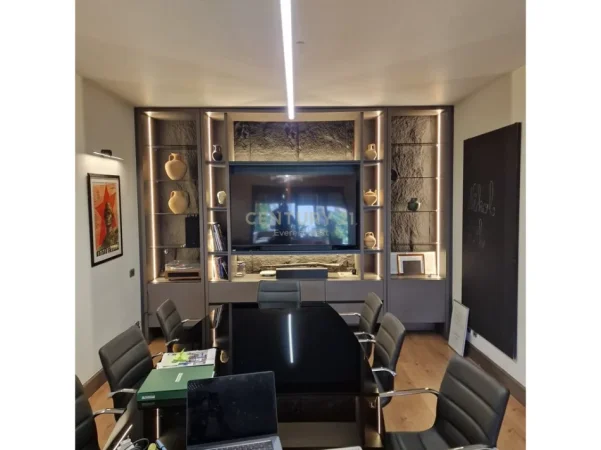 Tirane, jepet me qera zyre Kati 1, 175 m² 2.000 € (ish Blloku)