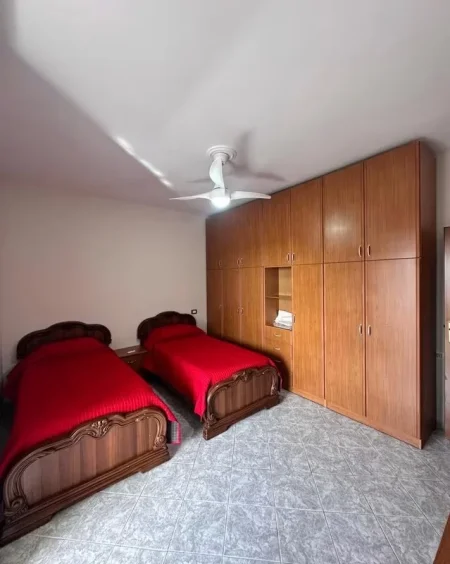 Tirane, jepet me qera apartament 2+1 Kati 6, (Rruga Muhamet Gjollesha)