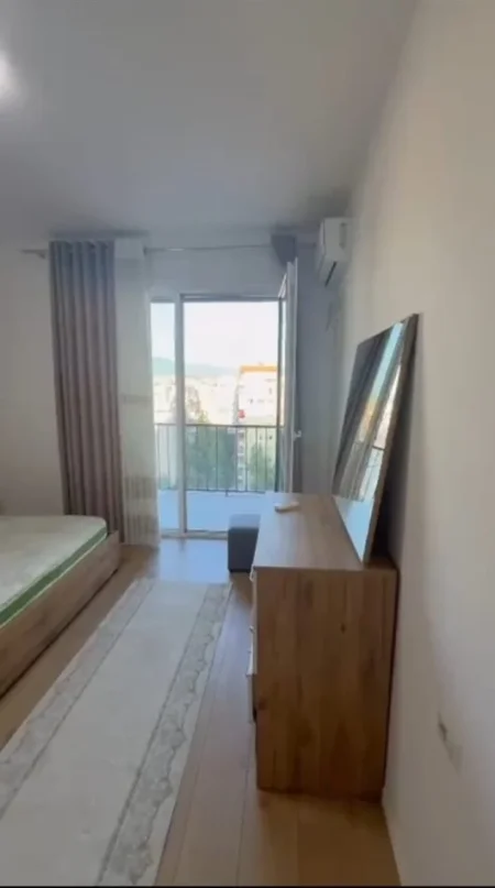 Tirane, jepet me qera apartament 1+1 Kati 8, 75 m² 450 € (Yzberisht)