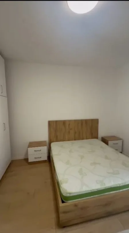 Tirane, jepet me qera apartament 1+1 Kati 8, 75 m² 450 € (Yzberisht)
