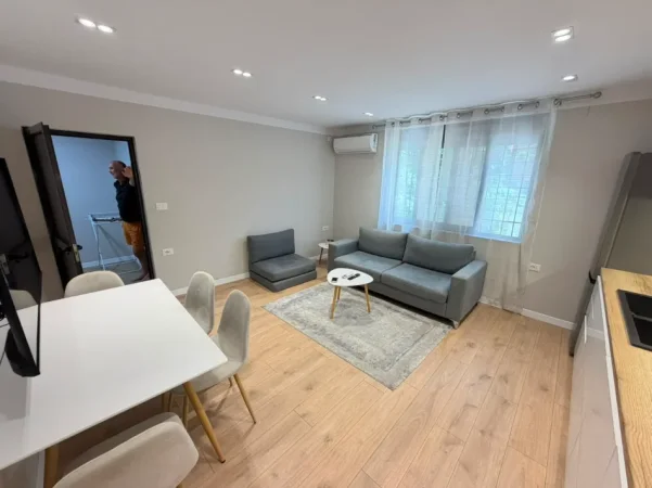 Tirane, jepet me qera apartament 1+1 Kati 2, 600 €