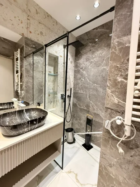 Tirane, jepet me qera apartament 2+1+2 +Ballkon Kati 3, 131 m² 1.350 € (Liqeni i Thate)