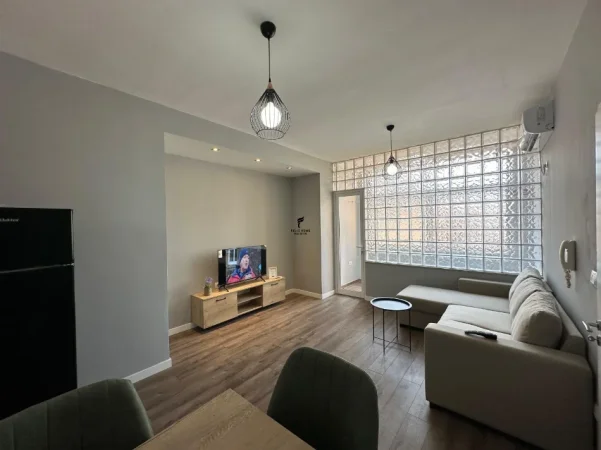 Tirane, jepet me qera apartament 1+1 Kati 5, 60 m² 650 € (PAZARI I RI)